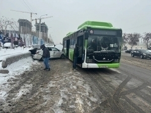 An accident occurred in Tashkent involving 2 electric buses and a Cobalt car