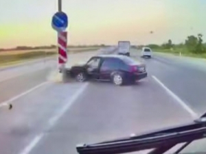 Сирдарёда ҳайдовчиси ухлаб қолган Lacetti темир тўсиққа урилди (видео)