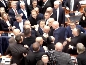 Албания парламентида жанжал: депутатлар муштлашиб кетди (видео)