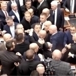 Albaniya parlamentida janjal: deputatlar muştlaşib ketdi (video)