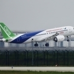 Хитойнинг Boeing ва Airbus’га рақобатчи лайнери халқаро рейсга чиқди