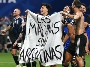 Argentina taqiqlarga qaramay Folklend orolini yodga oldi (video)