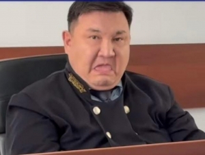 Sudya jurnalistlarga tilini chiqargani uchun baloga qoldi (video)