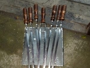 Рашк туфайли эр хотинини “сихга тортди”