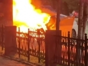 Toshkentda Hyundai YTHga uchrab, yonib ketdi