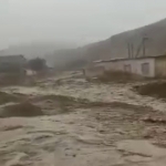 Jizzaxga kelgan sel yo‘lni yuvib ketdi (video)