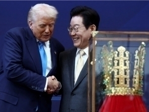 Janubiy Koreya Prezidenti Trampga qadimiy oltin toj berdi (video)