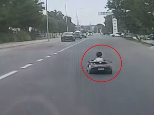 Toshkentda o‘yinchoq avtomobilda harakatlangan bolakayni “GAI” ushladi (video)