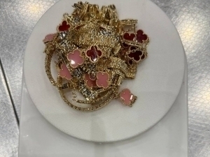 Қарийб 1 млрд сўмлик тақинчоқларни яширинча олиб ўтишга уринганлар ушланди