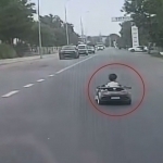 Toshkentda o‘yinchoq avtomobilda harakatlangan bolakayni “GAI” ushladi (video)