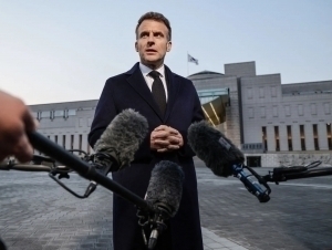 “Аввало, фаросат бўлиши керак”. Макрон Трампни кескин танқид қилди (видео)