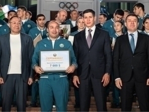 Жаҳон чемпионати совриндорларига автомобиллар топширилди