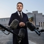 “Avvalo, farosat bo‘lishi kerak”. Makron Trampni keskin tanqid qildi (video)