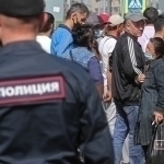 Россиядаги ноқонуний мигрантларга машина ҳайдаш, мулкка эга бўлиш ва турмуш қуриш тақиқланиши мумкин