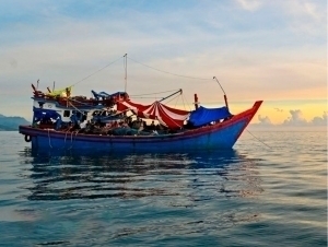 Ҳинд океанида муҳожирлар қайиғи чўкиб кетди. 250 киши бедарак йўқолди