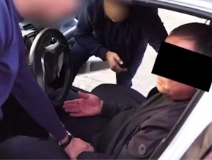 Тошкент вилоятида солиқчи 5 минг доллар билан қўлга тушди (видео)