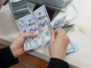 Доллар курси кетма-кет тушишдан сўнг кўтарилди