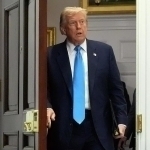 ФҚБ Эпштейн иши файлларидан Трампнинг исмини олиб ташлади