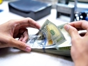 Dollar kursi pasaydi