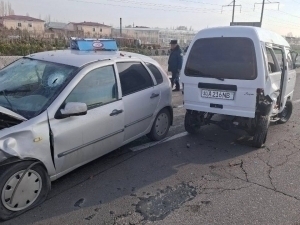 Yuqori Chirchiqda Lada yo‘l chetida turgan Damas’ga borib urildi