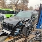 Тошкентда BMW X7 ағдарилиб кетди