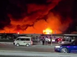Buxorodagi “Karvon” bozorida katta yong‘in chiqdi (video)