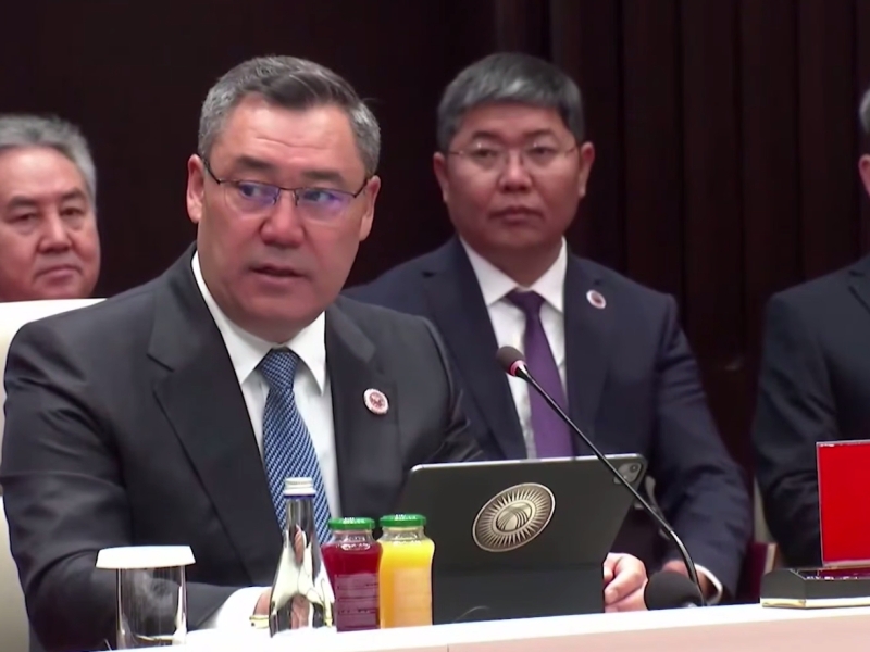 Japarov Shavkat Mirziyoyevni SHHT sammitida O‘zbekiston mustaqilligi kuni bilan tabrikladi (video)