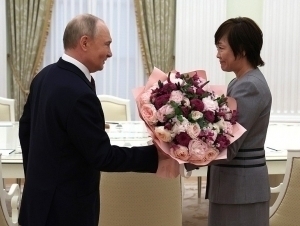 Otib o‘ldirilgan Yaponiya sobiq bosh vazirining bevasi Putinning huzuriga bordi (video)