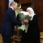 Япония ҳам Рамзан Қодировнинг онасини “қора рўйхат”га киритди