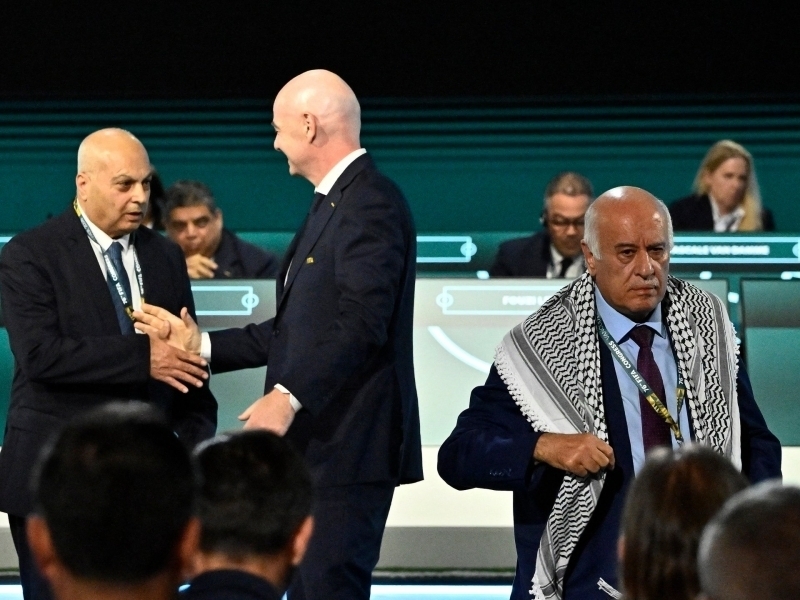 Falastin futbol rahbari isroillik hamkasbiga qo‘l bermadi (video)