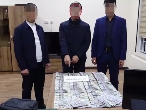 Toshkentda prokuratura tergovchisi 20 ming dollar pora bilan qo‘lga tushdi (video)