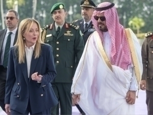 Мелони кутилмаганда Саудияга борди 