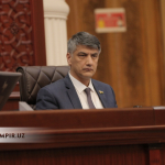 “Bu masalaga, o‘lmasak, 10 yildan keyin qaytamiz”. Deputatlar Qodirovning til bo‘yicha taklifini “sindirdi”