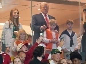 “Энг яхши бобо”. Трамп ноодатий видео эълон қилди (видео)