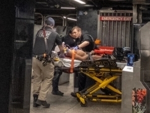 Манхэттен метросида эркак пичоқбозлик қилди 