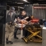 Manhetten metrosida erkak pichoqbozlik qildi