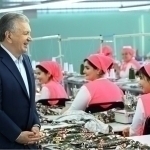 Мирзиёев тикувчи аёллар билан учрашди