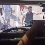 Samarqandda avtobus “toshbo‘ron” qilindi (video)