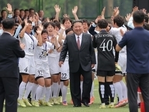 Shimoliy koreyalik futbolchilar Kim Chen In bilan yig‘lab ko‘rishdi (video)