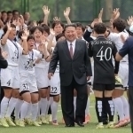 Shimoliy koreyalik futbolchilar Kim Chen In bilan yig‘lab ko‘rishdi (video)