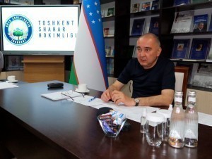 The Governor of Tashkent presents “Spark” to a citizen who came with an application (video)