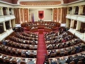 AI вазир сабаб Албания парламентида жанжал чиқди (видео)