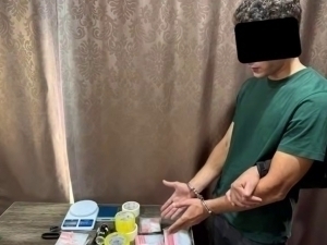 Daladan narkotik qazib olgan xorijlik ushlandi (video)
