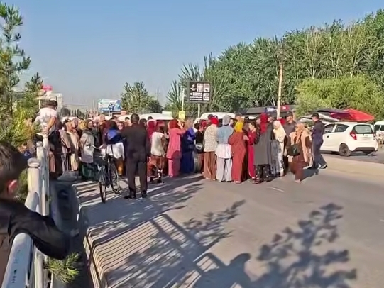 Farg‘onada bozorchilar janjal ko‘tarib, yo‘lni to‘sib qo‘ydi (video)