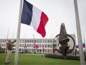 NATO Fransiya alyansni tark etishidan xavotirlanyapti