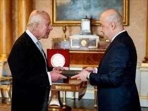 The ambassador of Uzbekistan gives the credentials to King Charles