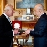 The ambassador of Uzbekistan gives the credentials to King Charles