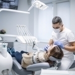 Bemorning 11 ta tishini noto‘g‘ri olib tashlagan stomatologlar qamaldi