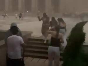 Parijga kuchli dovul yopirildi. Qurbonlar bor (video)