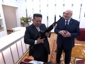 Лукашенко Кимга “ҳар эҳтимолга қарши” автомат совға қилди (видео)